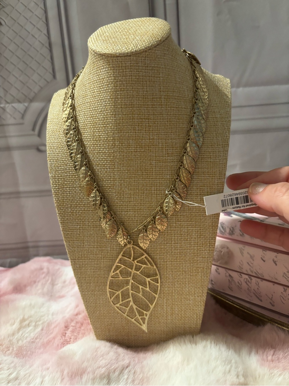 NWT Jessica Simpson Gold-Tone Leaf Pendant Necklace – 16”